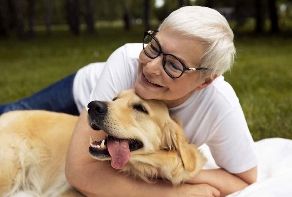 elderly-person-spendng-tim-with-their-pets-scaled.
